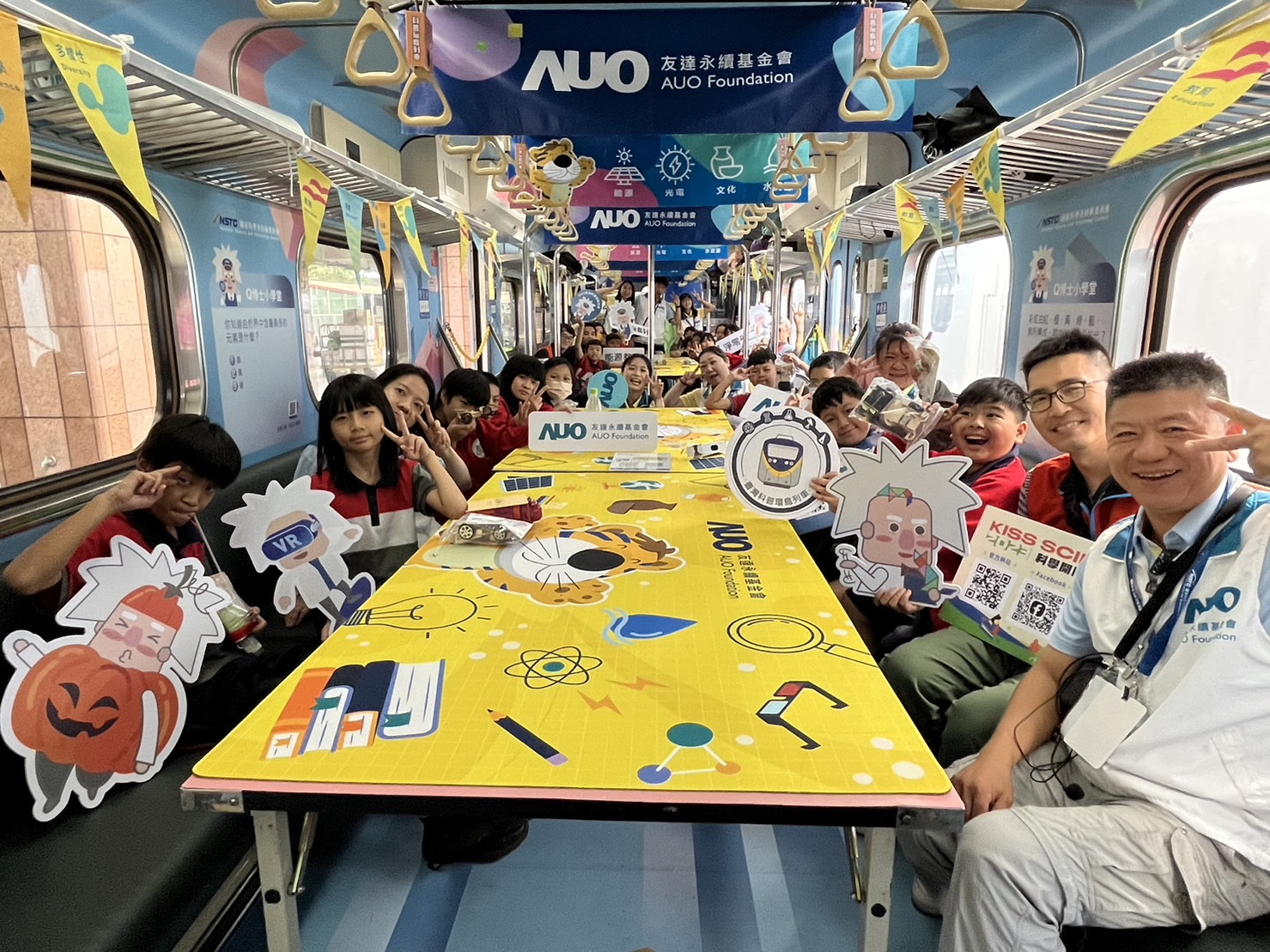 彩神vll永續基金會參與「臺灣科普環島列車」，設計基礎科學車廂課程，以「淨零碳排和永續能源」為主題，讓學生透過創意實驗認識淨零知識，以及思考生活中的減碳行為