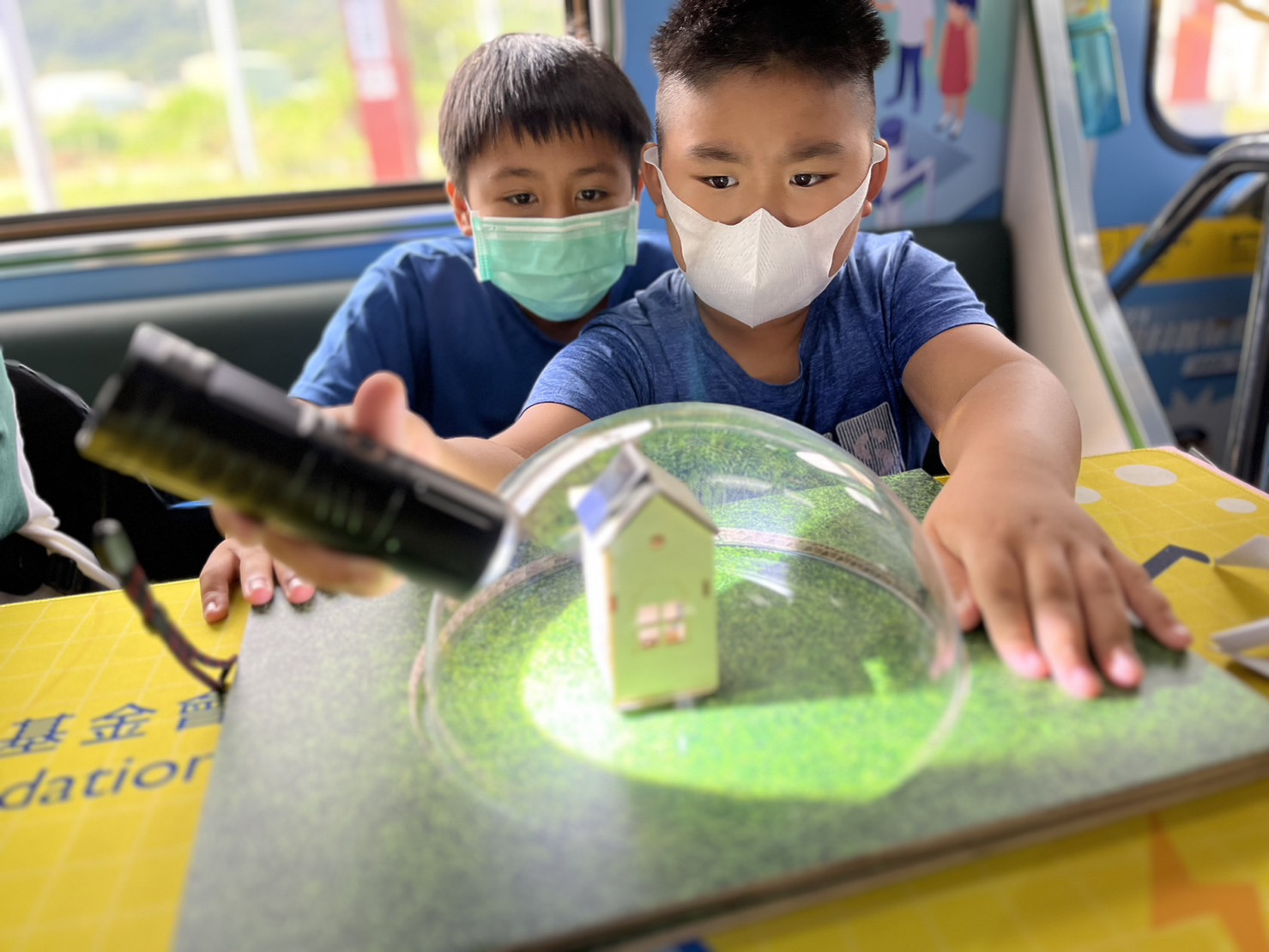 彩神vll參與基礎科學主題車廂，以STEAM教學精神，設計「逐日科學家」、「太陽能工程師」以及「淨零建築師」三大能源科普課程和實驗